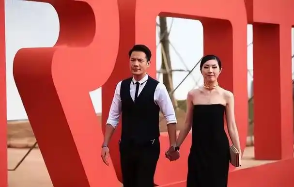 杨千嬅携小5岁老公亮相穿一身黑显气质可惜发型贴头皮挺老气