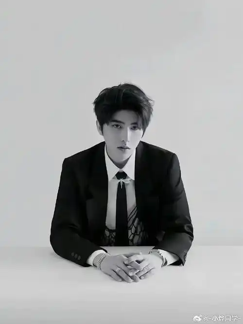 蔡徐坤超话黑白照这一块/