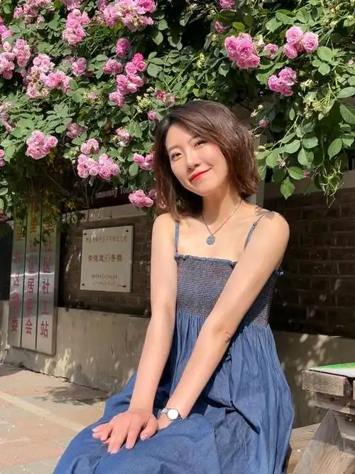 蓝色的吊带裙,让30岁的女生格外迷人