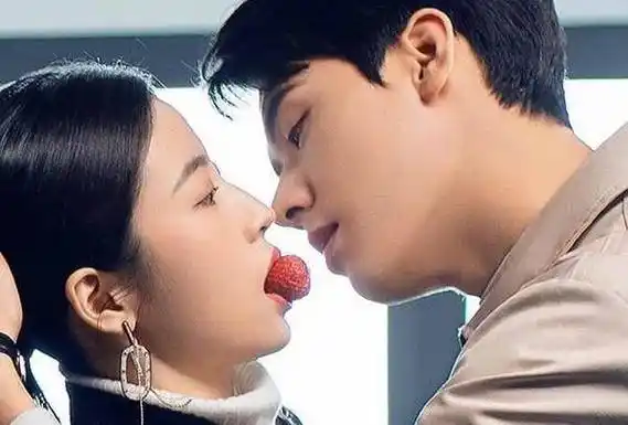 满满的周雨彤这次又出新的杂志大片,确认了眼神,是我最爱的酷帅男友风