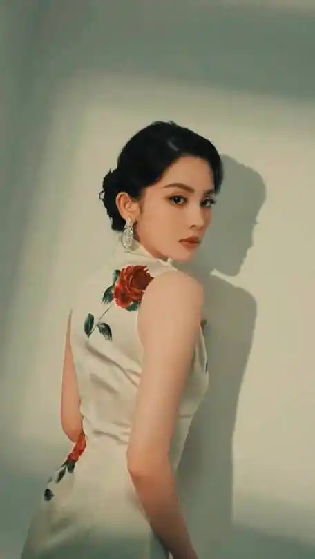 古力娜扎旗袍大赏:惊鸿一瞥尽温柔,误入眉眼皆雅致