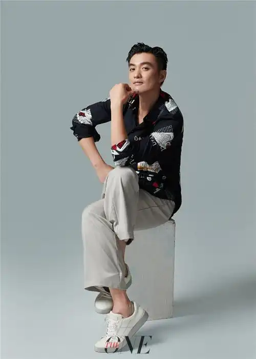 周一围写真曝光 复古风格尽显绅士气质