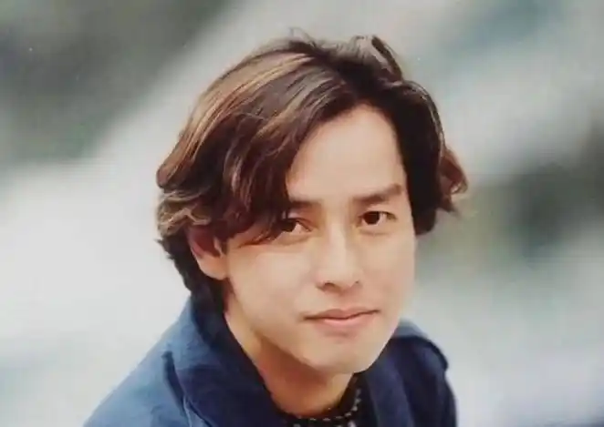 谭咏麟与老婆相约丁克,结果15年后,与24岁女粉丝生下孩子_杨洁薇