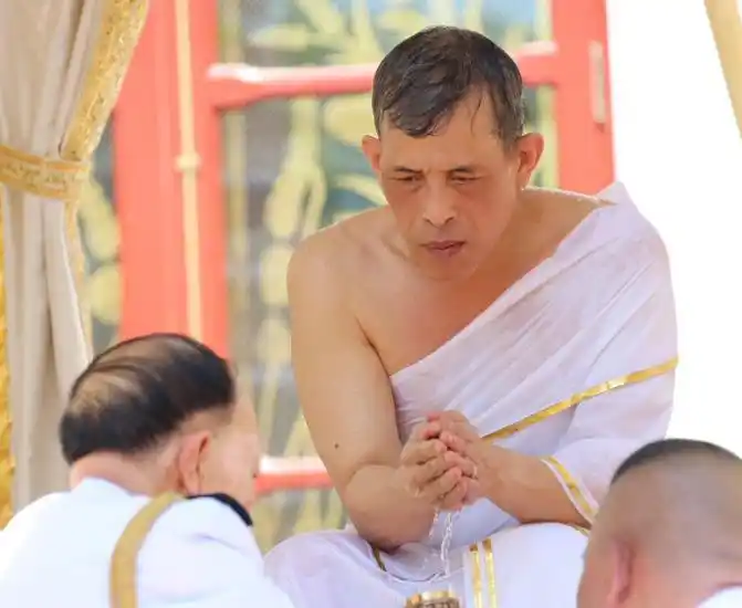 68岁泰王讨好诗妮娜连换两套小背心约会意气风发似少年郎