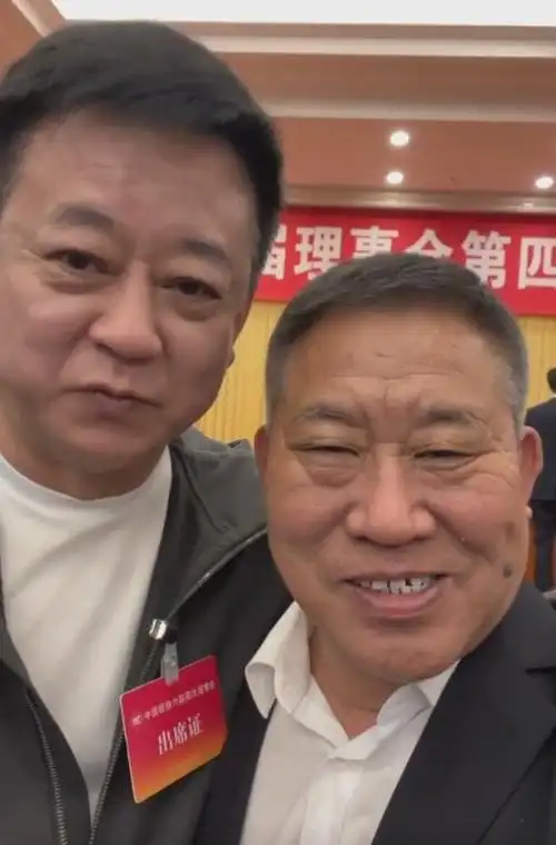 57岁朱军近况曝光低调出席会议和友人合照一脸横肉臃肿显老态