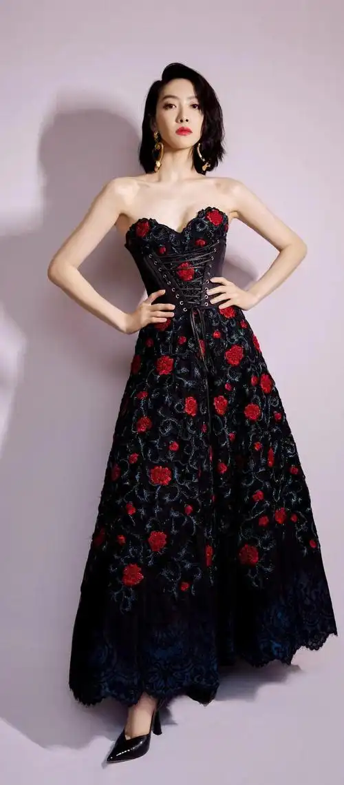 宋茜黑色玫瑰抹胸裙性感惊艳将亮相宋茜蜡像云揭幕仪式
