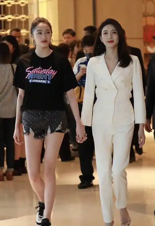 关晓彤与其她女艺人同框,侧颜超迪丽热巴,身高碾压赵露思,完胜鞠婧祎!