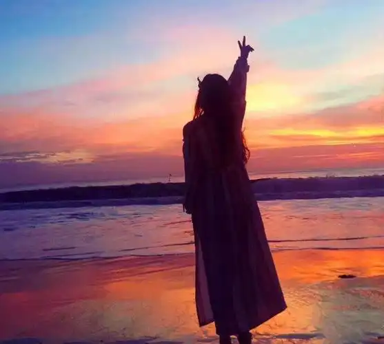 塔罗占卜:4个女人背影选出一个,测出你内心深处最牵挂的人是谁?