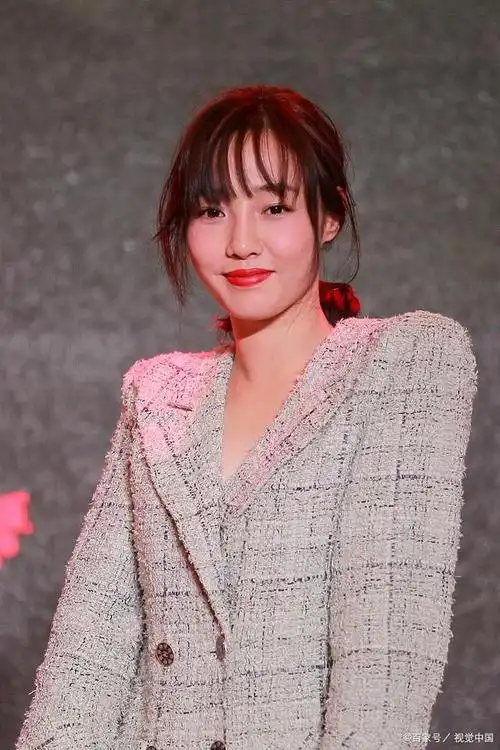 近日,一则关于演员白百何和她的二婚丈夫外出聚餐的消息在社交媒体上