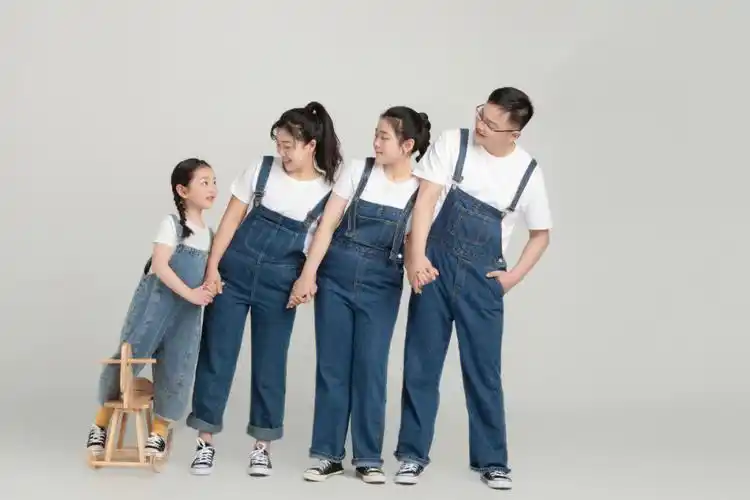 简约牛仔便装全家福