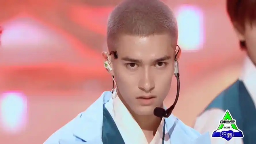 创造营2021:米卡表演《醉拳》的眼神绝了,好像去少林寺学习的僧人!