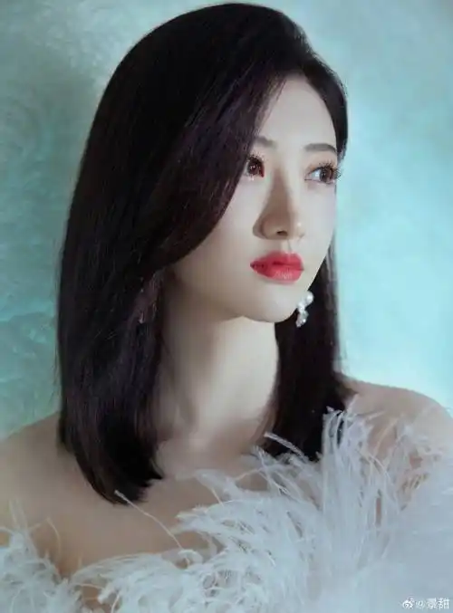 景甜穿白色羽毛露肩裙超靓!肤白貌美大长腿性感撩人