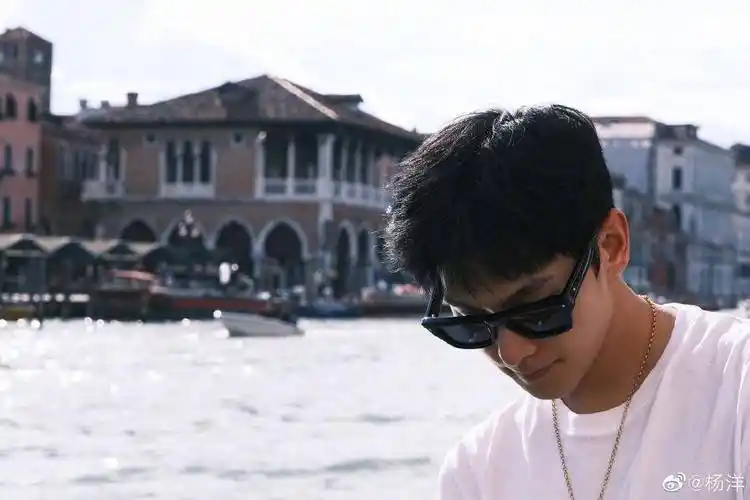 组图:杨洋分享意大利随拍照 穿白t恤戴墨镜满满少年感_娱乐_造型_白色