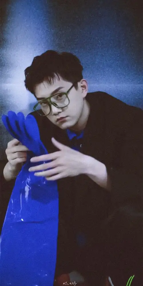 鍂 / 壁纸 6767676719-12-30 22:37来自fan壁纸超话范世鍂v