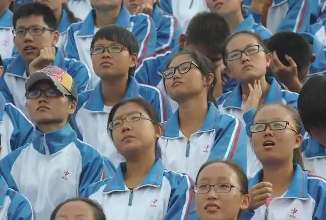 我国青少年近视率世界第一8成高中生戴眼镜眼镜泛滥成灾