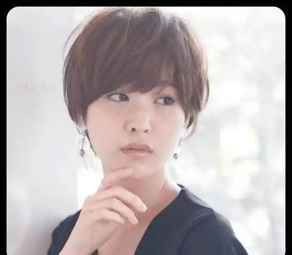 脸圆身材微胖的女生适合什么发型?