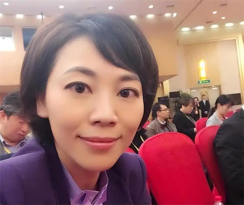 回顾主播劳春燕和丈夫分居17年怀孕仍要上班风光背后有心酸