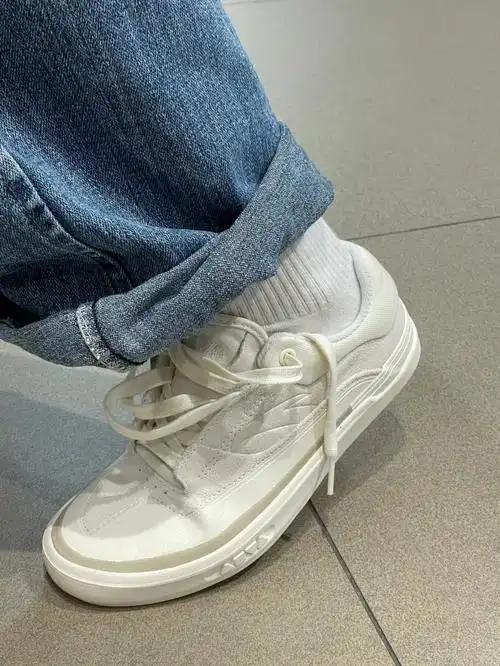 哟这王一博同款的安踏小白鞋怪好看的呀