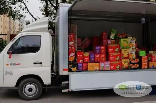 镇江新区平昌新怡苑的个体业主用一货车水果 慰问疫情一线社区守门人