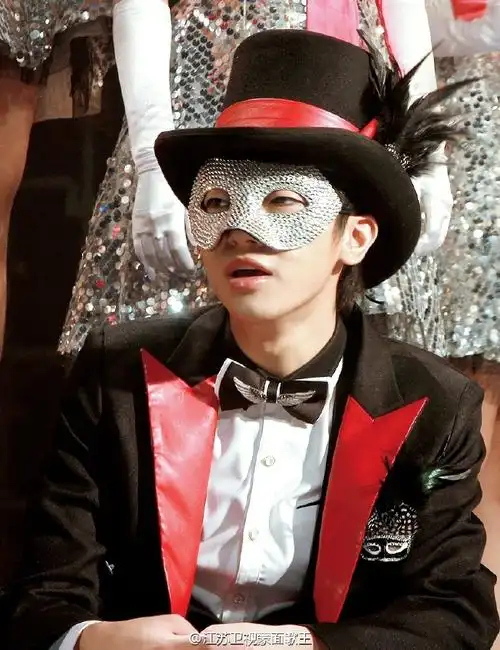 蒙面歌王#这位"自带面具"的歌手@_回音哥_通过在直播平台的演出,走红