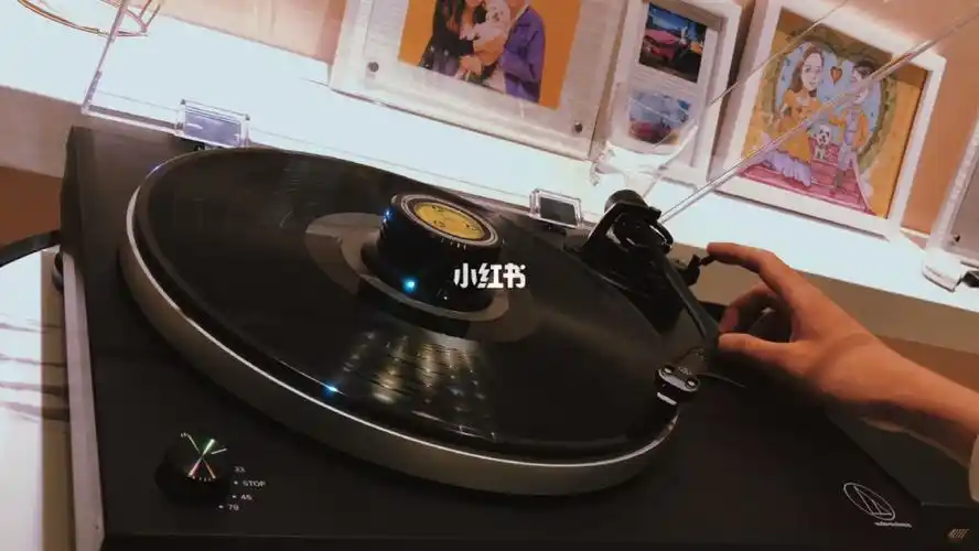 两个人听着黑胶唱片感受黄昏的温暖感觉