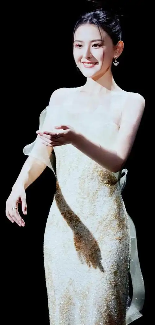 美女热依扎机场吊带半球美照