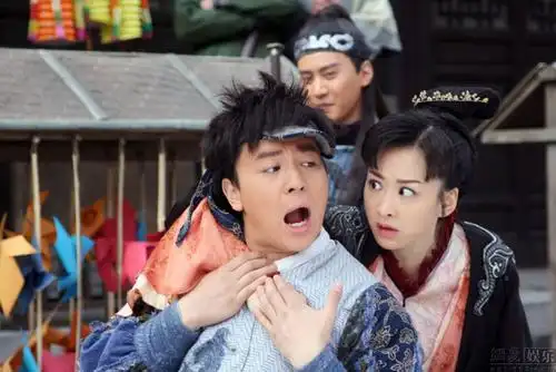 孔雀翎(2010年释小龙主演电视剧) 即 七种武器之孔雀翎 .