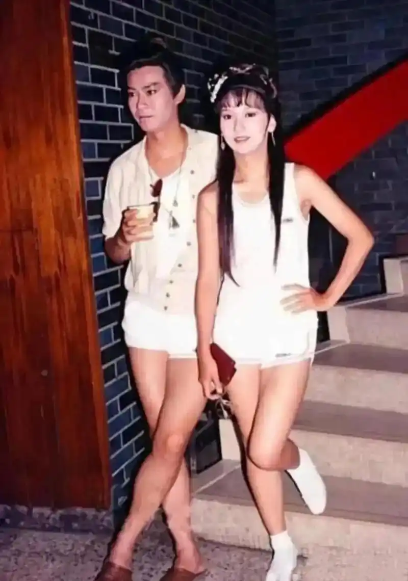 郑少秋赵雅芝年轻时的剧照!  从头饰来看应该是古装武侠剧!