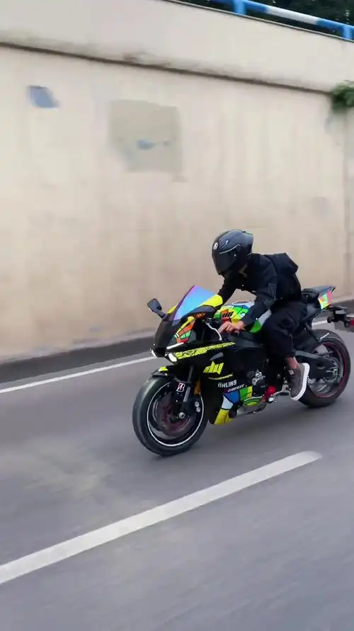 男孩子骑摩托车原来也可以这么帅