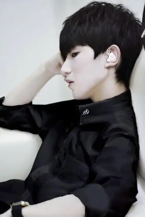 今天是被穿黑衬衫的王源哥哥帅到的一天010101#王源官宣加盟