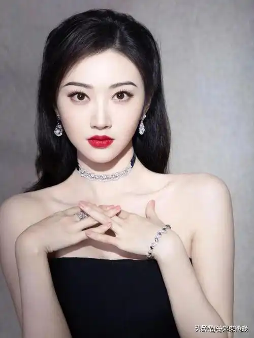 景甜,她的五官线条清晰,眼睛明亮且灵动,眼睫毛又浓又密,鼻子立体挺拔