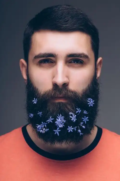 灰色背景中年轻男人的胡须