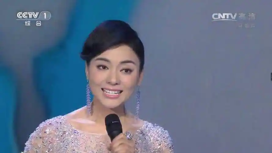 陈思思也是央视春晚的熟面孔,她先后在春晚舞台上演唱过《风调雨恕贩