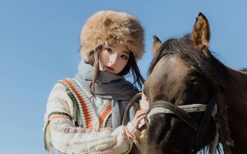 气质美女唯美养眼草原冬日写真桌面壁纸