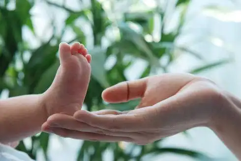 宝宝光脚丫子会着凉?儿科医生:不必担心,四个方面更受益