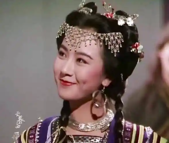 两年后,袁洁莹正式签约tvb,成为旗下当家花旦,同时接拍了第一部古装