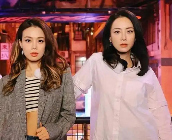 新加坡街头被容祖儿惊艳了吊带短裙配长靴整体美过duo