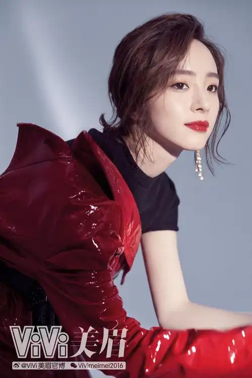 胡冰卿登封面粉力十足 可盐可甜诠释各种风格