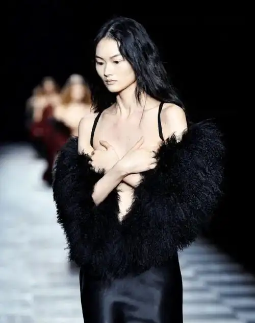 刘雯走秀身上只穿两根绳,贺聪更加大胆,一丝不挂全靠两只手!|超模|巴