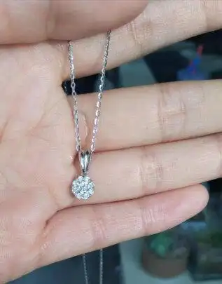 三,周大福钻石吊坠18k金钻石项链网友对比评测