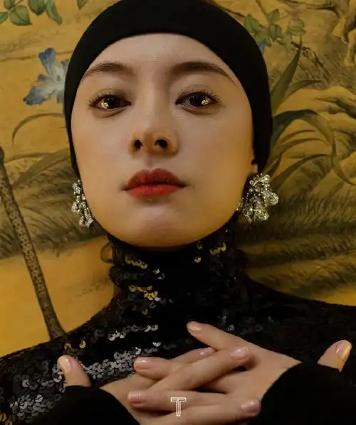 孙俪最新封面大片释出 头巾造型搭精美珠宝贵气十足