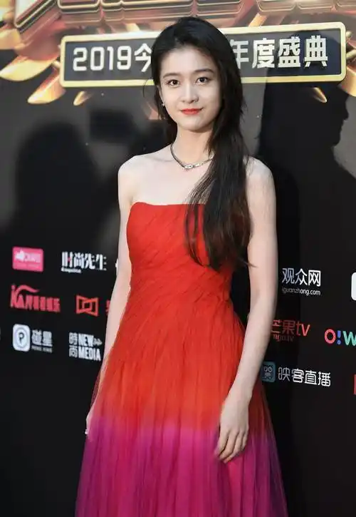 原创张雪迎接回长发出席活动连换两套礼服穿三色裹胸仙女裙美回巅峰