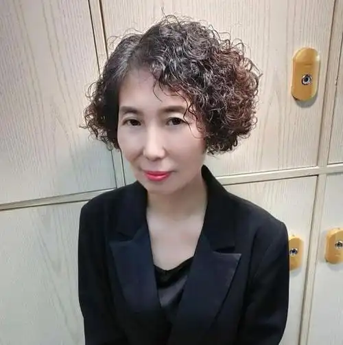 中年女人别再"盘发"了:今年流行这些"齐耳发",减龄显气质