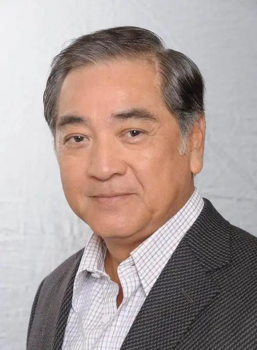 丽的电视台和无线电视台做演员,参演等电视剧《射雕英雄传》