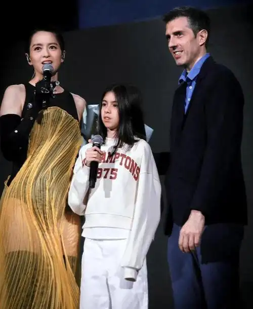 梁咏琪澳门演唱会外籍老公上台为其庆生9岁女儿长相引发热议