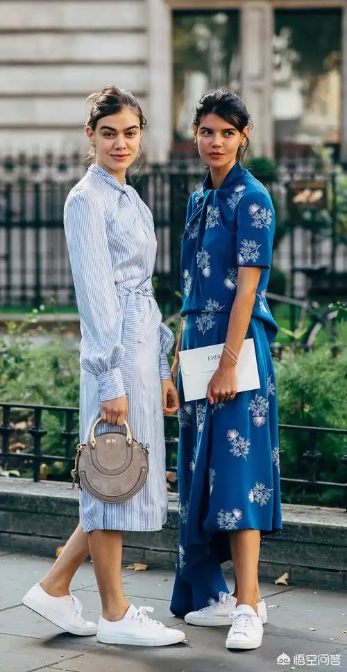 女生穿短裤裙子配白鞋好看,还是黑鞋好看?