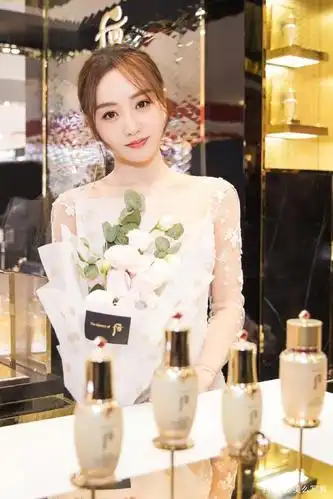 杨蓉薄纱白裙活动照图片