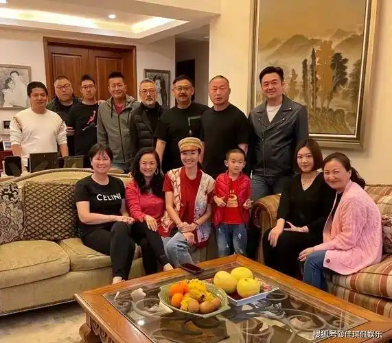 离婚后,她曾和小自己10岁的演员靳东谈了一段恋爱.