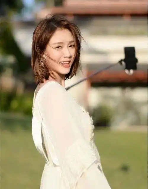 有种"冻龄"叫陈乔恩的发型,剪了短发后谈恋爱,更有女人味了_女神_感觉