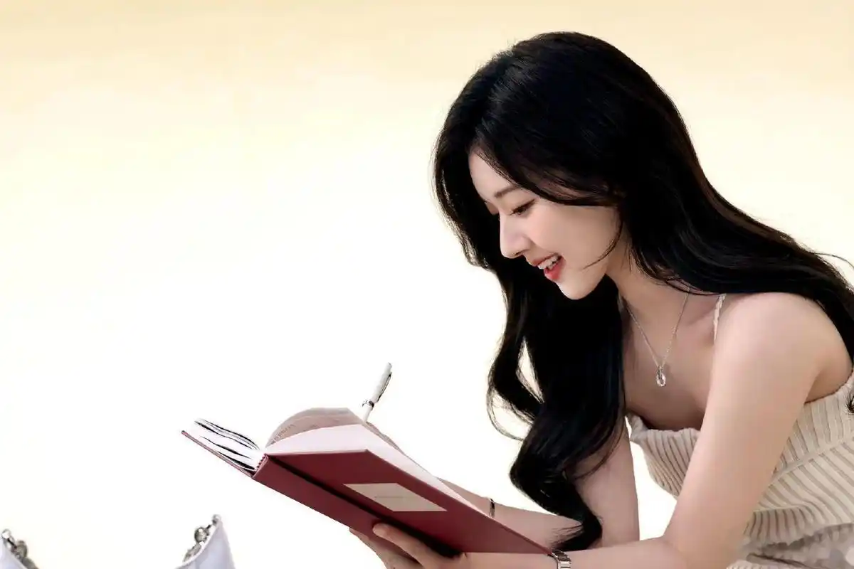 赵露思白色针织吊带造型   感受定格的浪漫 分享今日份不一样的思思